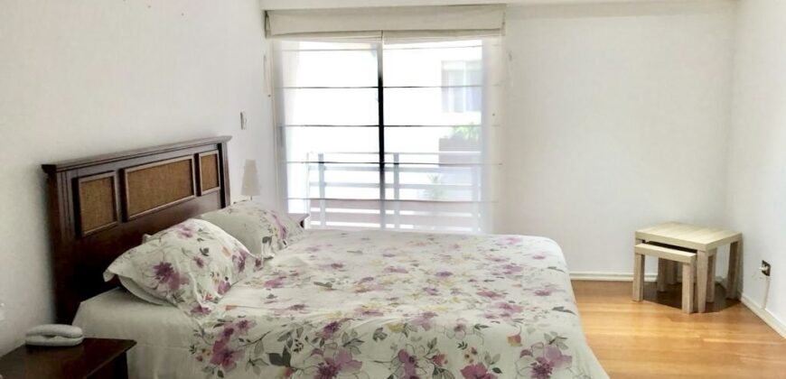 Se vende acogedor departamento con balcon y vista a lindo jardin interno en Miraflores